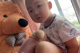 2周岁猪宝宝一边喊我要尿尿，一边就在床上尿了，真是醉了😵‍💫视频封面