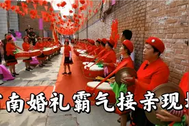 实拍河南郑州婚礼霸气接亲现场，豪车开路场面热闹宏大鼓乐齐鸣视频封面
