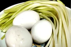春天吃土鹅蛋，一年不头痛，鹅蛋的神仙吃法，韭黄炒鹅蛋营养美味视频封面