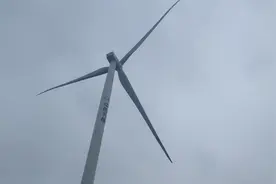 近距离观察一百多米高运行中大型风力发电机。视频封面