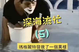 海豚爱上了女饲养员，并对她做出了这个动作视频封面