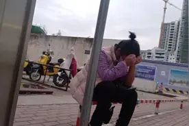 尿毒症晚期，孤单一人在外蹲着头晕，崩溃呕吐难受，吐到怀疑人生视频封面