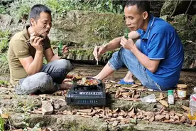 农村两个光棍进山钓鱼烧烤，两人喝着小酒有说有笑视频封面