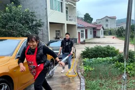 儿子都30多岁了还和妈妈打闹，婆婆妈说又气又幸福视频封面