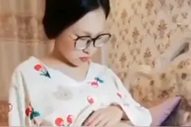 95后宝妈怀三胞胎，肚子大得吓人，看着都心疼，出行只能坐轮椅视频封面