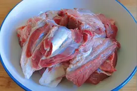 天冷多喝羊肉汤，教你羊肉泡正宗做法，汤鲜味美，软烂入味还不膻视频封面
