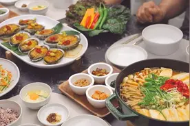 韩国普通家庭的晚餐，浑身都是宝的鲍鱼，最适合全家人一起吃了视频封面