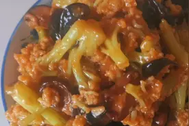 花菜不焯水不油炸搭配干香菇木耳大火一炒清脆鲜香，一出锅就抢光视频封面