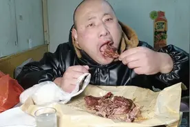 社会底层的外卖员在板房宿舍，半只烤鸭一杯烈酒，百般滋味视频封面