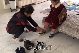 影楼淘汰旧鞋打工妹拿回家几双，一双鞋好几百，如果给你你会要吗视频封面