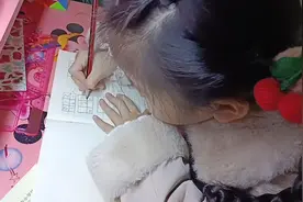 小姑娘长大了，读书回来写作业，给弟弟换尿包，再吃饭视频封面