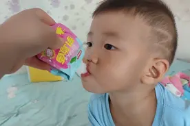 一岁半宝宝为了口零食跟妈妈撒泼耍混，吃到嘴立马变脸色，真服了视频封面