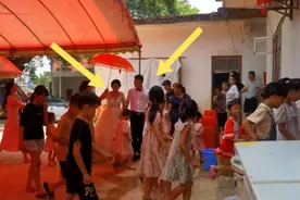 广西农村小伙参军10年，退伍娶回00后城里美女，新娘下车后愣住了视频封面