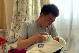 龙凤胎哥哥今天做了听力检测又去采了3管血，把这个爸爸心疼坏了视频封面