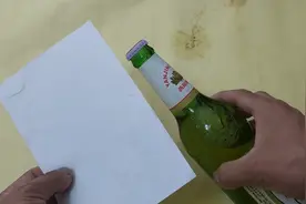 今天才知道，原来打开啤酒瓶盖这么简单，用一张纸就能轻松打开视频封面