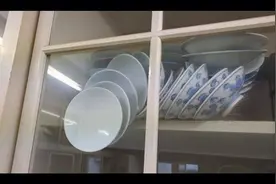 柜子里的碗看着是完好的其实已经碎了现在只是在自欺欺人。视频封面