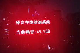 记录傍晚时分空中飞机产生噪音范围视频封面