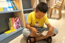 八岁男孩一天的行程：早上送外卖，下午在书店……视频封面
