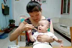 六个多月宝宝可以吃面条了，准备给他断奶，以后专门吃辅食视频封面