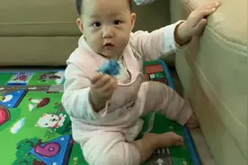 十个月的宝宝爱脱袜子，宝妈凶她她竟然是这个反应，宝宝太聪明了视频封面