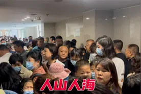 五一假期第一天，刚出上海就碰到这种情况，嘉善服务区人山人海！视频封面