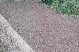 用铁耙平整土地的全过程视频封面