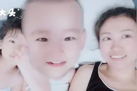 孩子的特殊癖好闻脚丫，这味道真上头，太好玩啦，不服来战视频封面