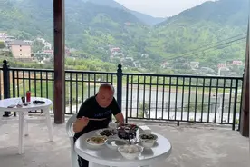 上海大叔自驾游，浙江安吉董岭包吃住的农家乐，两个人这几天吃啥视频封面