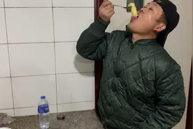 降温了封窗户，在外边干点活冻个透心凉，吃口粘豆包心里暖暖的。视频封面