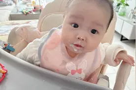 千万别让爸爸喂饭，吃完直接可以去洗澡啦，记录爸爸第一次喂辅食视频封面