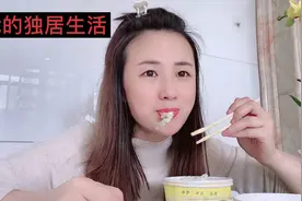 福建海边女子的独居日常，打扫完卫生吃着快餐，自由自在开心生活视频封面