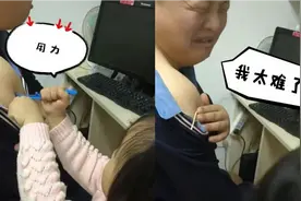 萌娃模仿医护人员给爸爸打针，网友：掌握了精髓，但是有点废爸爸视频封面