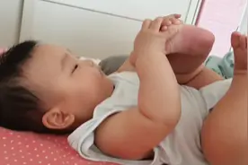 宝宝5个月了，开始自己玩脚丫了，自己啊啊的乱叫，你们家宝呢？视频封面