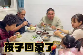 甘肃农村孩子放假回家，一进门就给奶奶报喜，晚饭拉条子太美了！视频封面