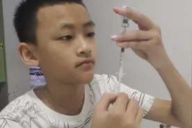 13岁男孩为长高，天天给自己打针，动作如行云流水视频封面