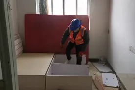 在北京干临时工当小工一天可以赚到300块，这活你们觉得怎么样视频封面