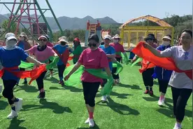 和30位美女姐姐游玩是什么的体验？扭秧歌爬山吃喝玩乐，感觉真好视频封面