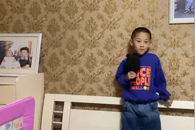 不知道他到底在说啥，但我儿子能这样不停讲，讲一个小时视频封面