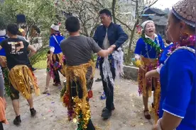 汉族人民喝酒就会吹牛B，少数民族喝酒后唱歌跳舞视频封面