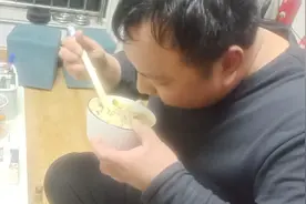 过年在家吃个蛋炒饭他不好吗视频封面