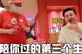 带31岁男友去北京环球影城过生日，处处准备了惊喜，男友感动坏了视频封面