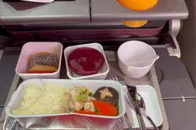 国泰航空提供的免费飞机餐，还有哈根达斯冰淇淋，第一次吃哦视频封面