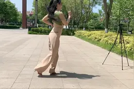 大美妞儿又来广场了，迷人的身材真让人羡慕视频封面