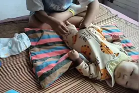 弟弟七个月了，哥哥第一次给弟弟换尿不湿，看着还是挺熟练的嘛视频封面