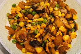 玉米青豆、香菇虾仁，爆炒后撒入调味料，色香味和营养兼俱的美食
