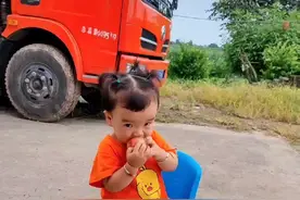 小美女吃西红柿🍅，吃的好有味。视频封面