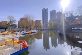 枣庄公园人工湖，我小时候掉进去过，鞋子掉了一只，光脚回家的😹视频封面