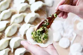 20000元请的东北师傅，教我韭菜馅饺子正宗做法，花的值不值视频封面