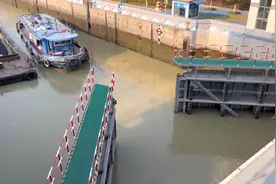 两支“运河一条龙”船队编队交汇进出闸全过程