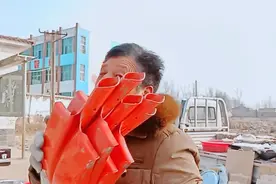 忙碌的一天，收摊回家，辛苦的生活欢乐的片段。视频封面